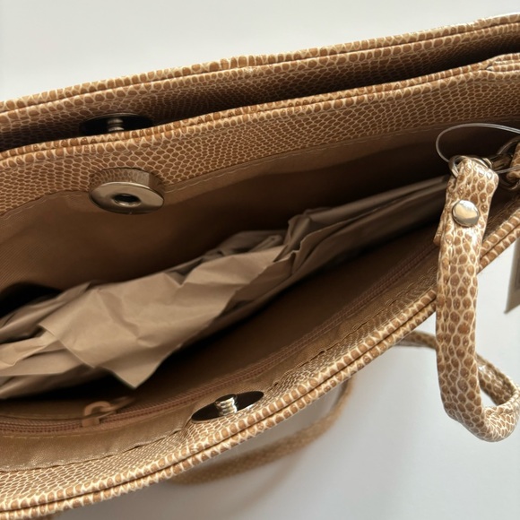 NWT Kim Rogers Cream Magnetic Closure Purse - Picture 9 of 16